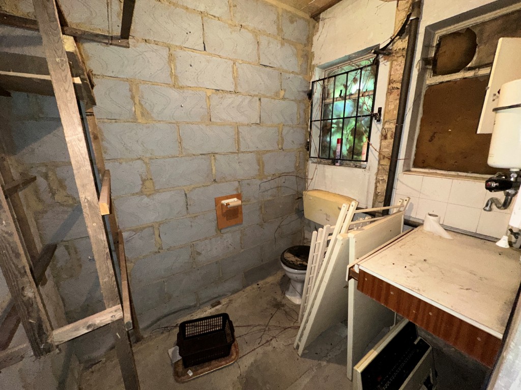 Lot: 227 - THREE-BEDROOM OLD SCHOOL UNIT WITH POTENTIAL - WC room in additional accommodation